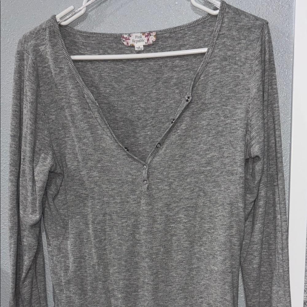 Pink Republic Gray Fitted Buttoned Long Sleeve Tee